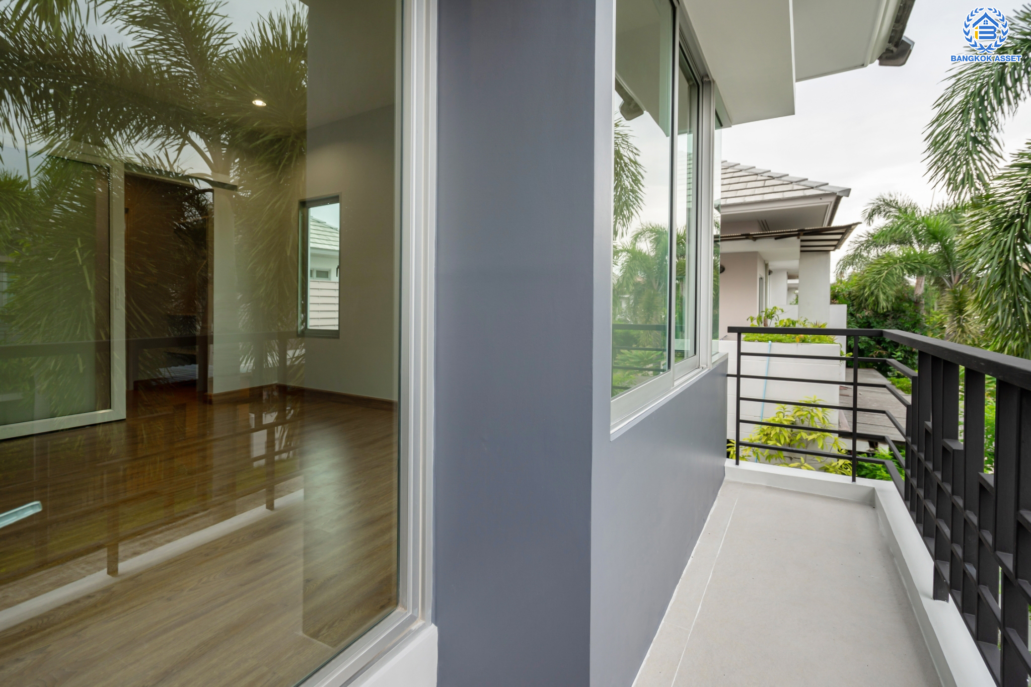 บ้านมือสองตกแต่งใหม่ ม.วิลล่าการ์เด้น3 บางกรวย-ไทรน้อย เนื้อที่ 52.6 ตร.ว. ฟังก์ชัน 3 ห้องนอน  3 ห้องน้ำ 1 ห้องอเนกประสงค์ จอดรถได้ 2 คัน บรรยากาศเป็นส่วนตัว บนทำเลศักยภาพ ใกล้เซ็นทรัลเวสต์เกต เชื่อมต่อหลายเส้นทาง ถ.รัตนาธิเบศร์, ถ.กาญจนาภิเษก และราชพฤกษ์ และรถไฟฟ้า "สถานีบางพลู"